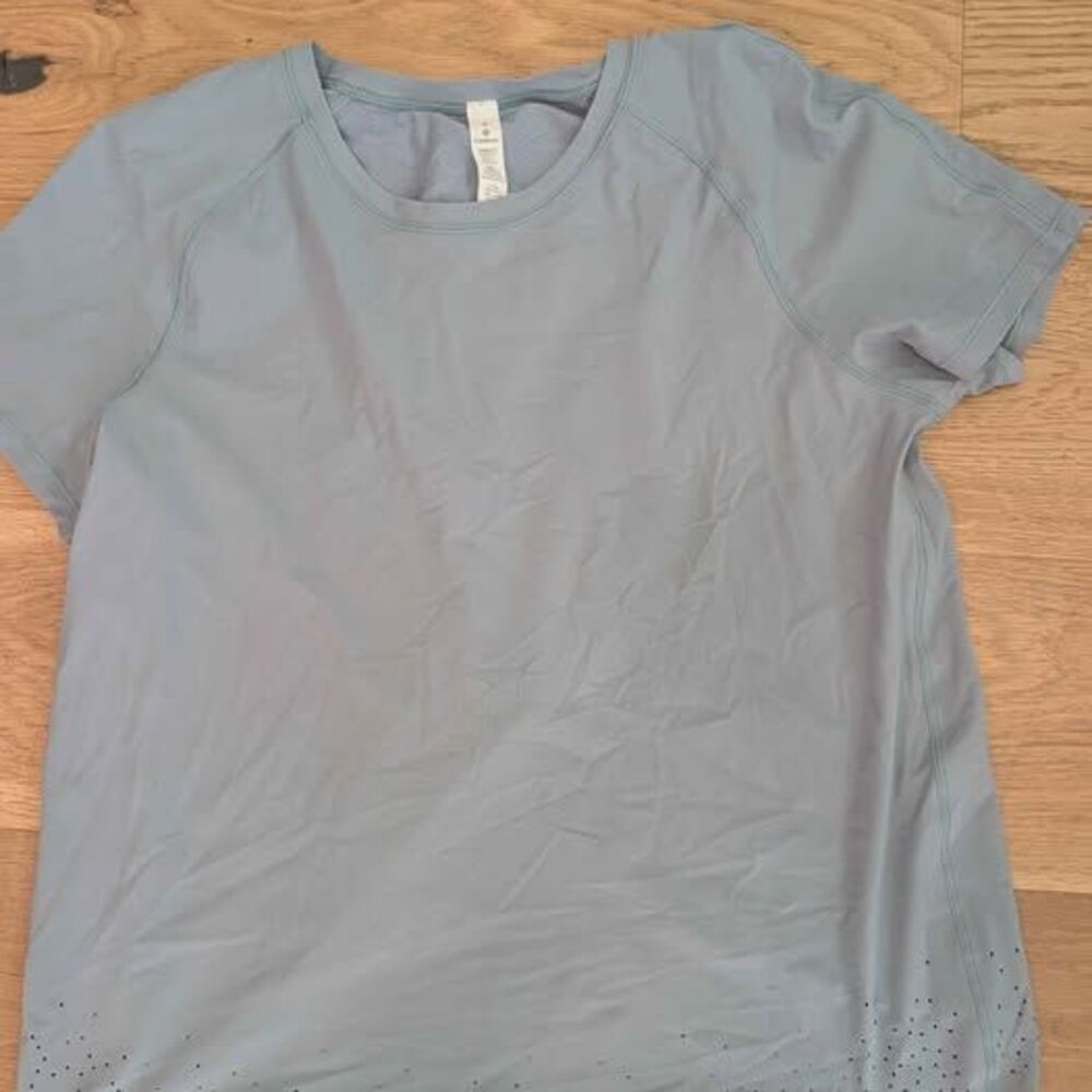 Lululemon Size 6 Light Blue Short Sleeve Athletic Shirt
